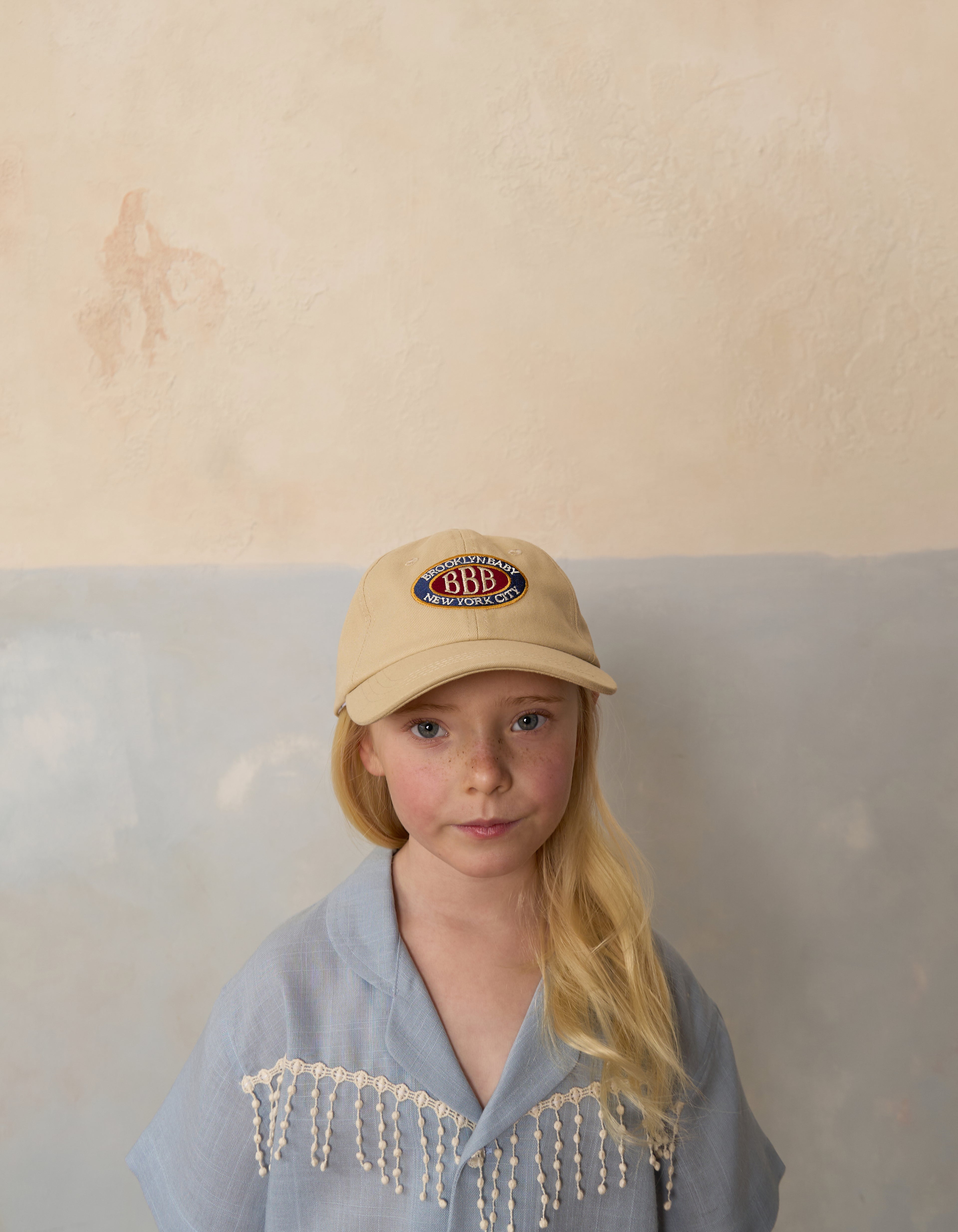 Kids Cotton Logo Baseball Cap Beige on model
